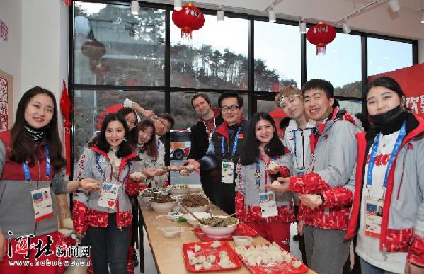 高唱《大中國》，老外包餃子！看平昌冬奧會志愿者的中國年
