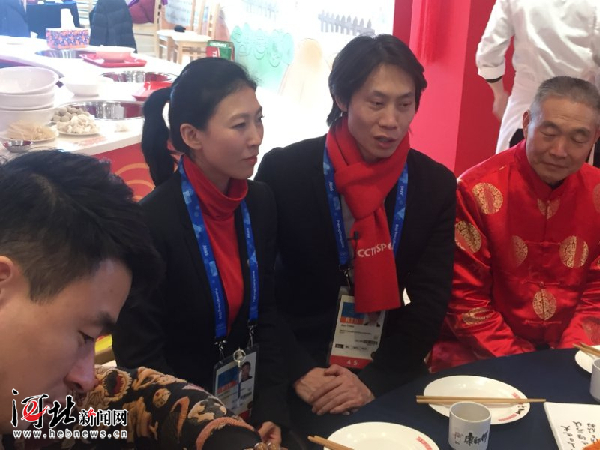 高唱《大中國》，老外包餃子！看平昌冬奧會志愿者的中國年