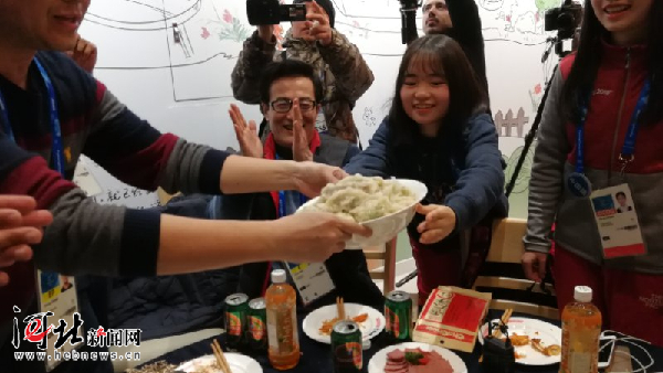 高唱《大中國》，老外包餃子！看平昌冬奧會志愿者的中國年