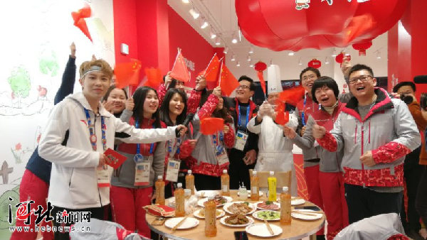 高唱《大中國》，老外包餃子！看平昌冬奧會志愿者的中國年