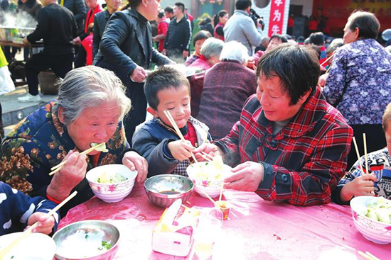 邯鄲叢臺區(qū)：200多位老人樂享餃子宴